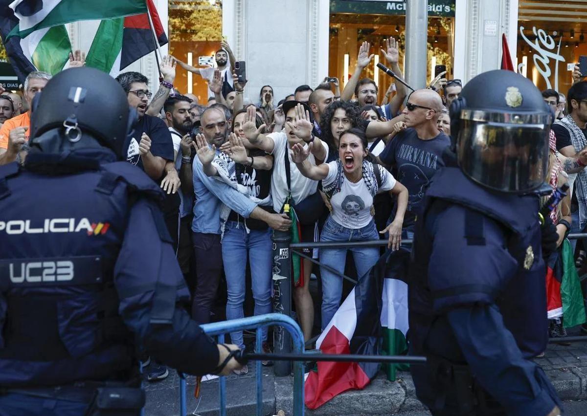 Imagen secundaria 1 - Spain's La Vuelta cycle race descends into chaos as pro-Palestinian protesters stop it reaching the finishing line